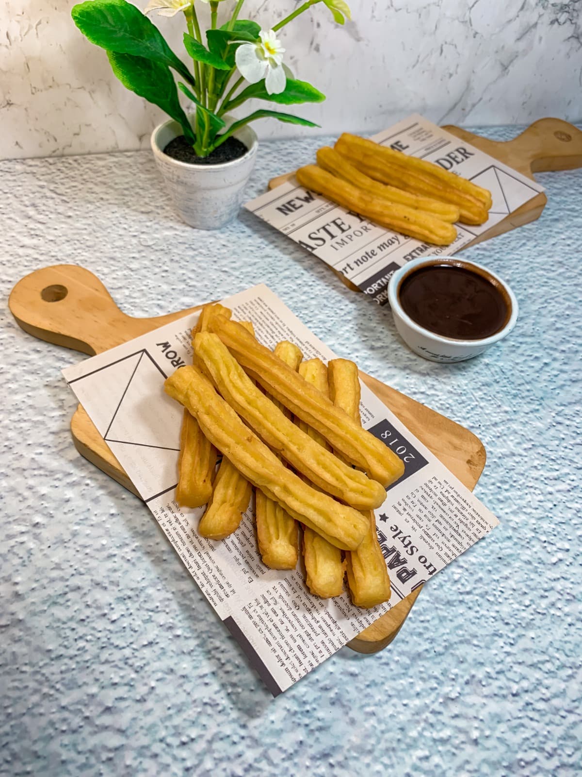Churros golden dengan saus coklat