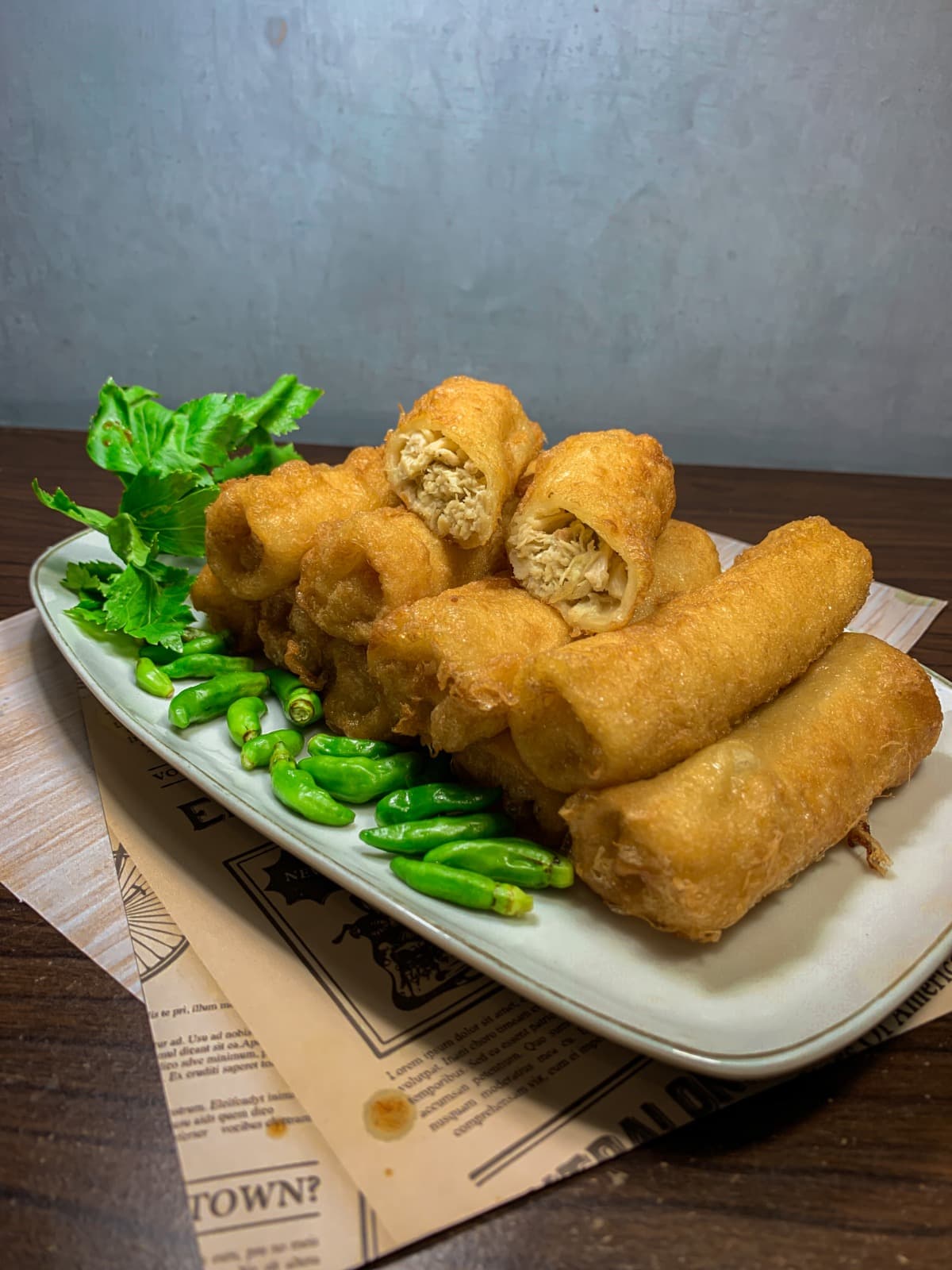 Lumpia ayam crispy dengan cabai hijau