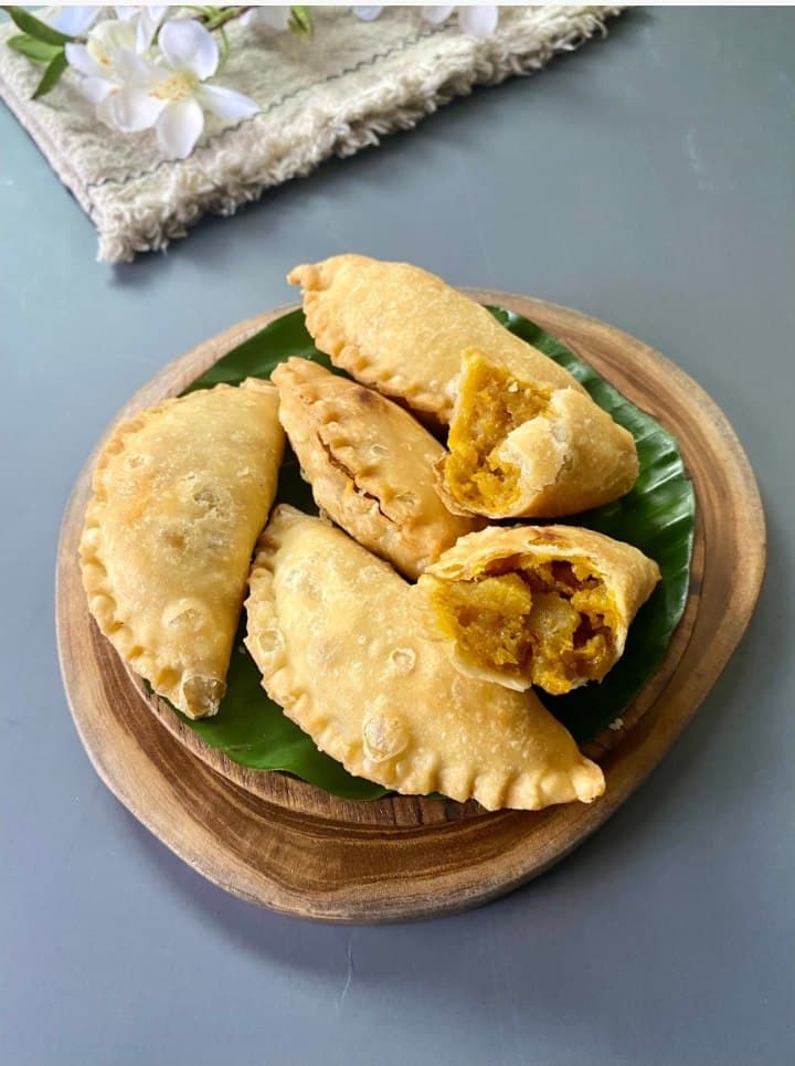 Pastel ayam golden berisi sayur dan ayam